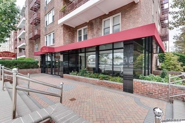 225 1st St-Unit -2K in Mineola, NY - Building Photo