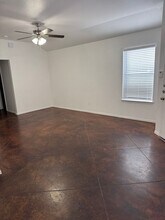 521 Oakwood Ln in Arlington, TX - Foto de edificio - Building Photo