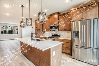 2074 S Holly St in Denver, CO - Foto de edificio - Building Photo