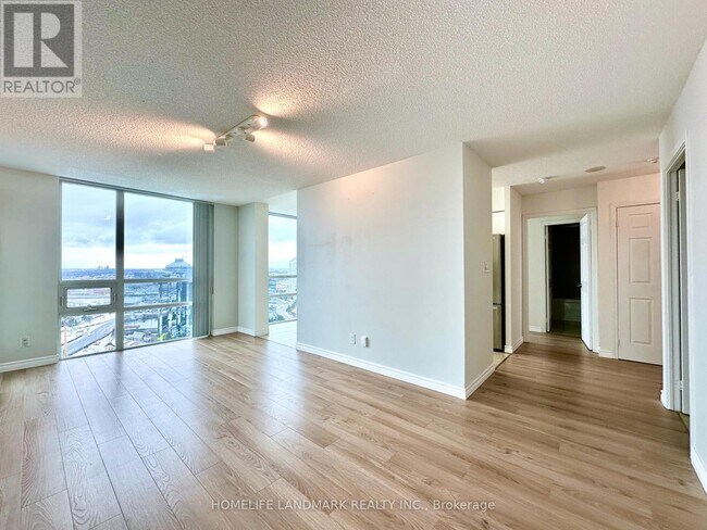 88 Grangeway Ave in Toronto, ON - Building Photo - Building Photo