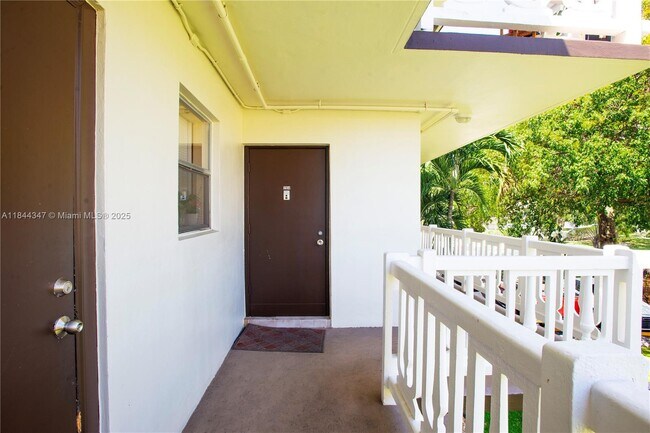4200 Crystal Lake Dr in Pompano Beach, FL - Building Photo - Building Photo