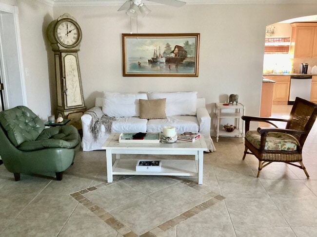 121 Ocean Spray Avenue in Satellite Beach, FL - Foto de edificio - Building Photo