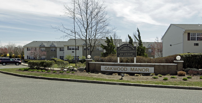 Oakwood Manor Senior Community in Bay Shore, NY - Building Photo - Building Photo