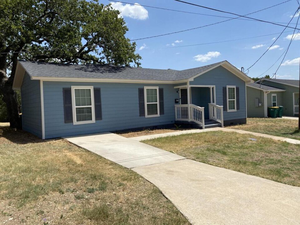 607 S 7th St in Gatesville, TX - Building Photo