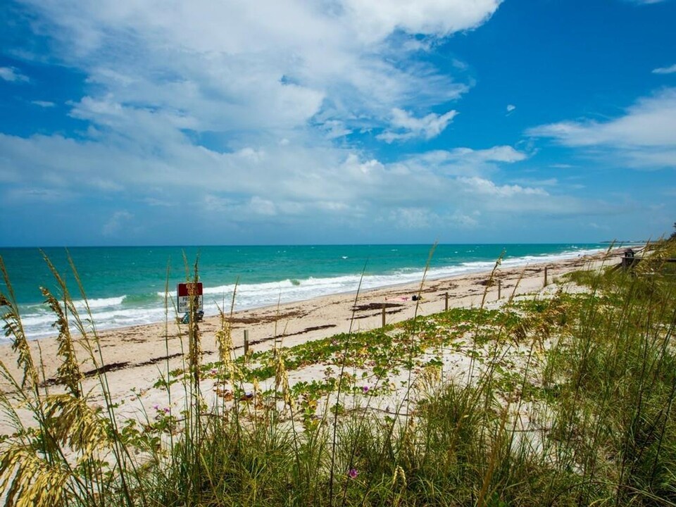 1026 Flamevine Ln in Vero Beach, FL - Foto de edificio