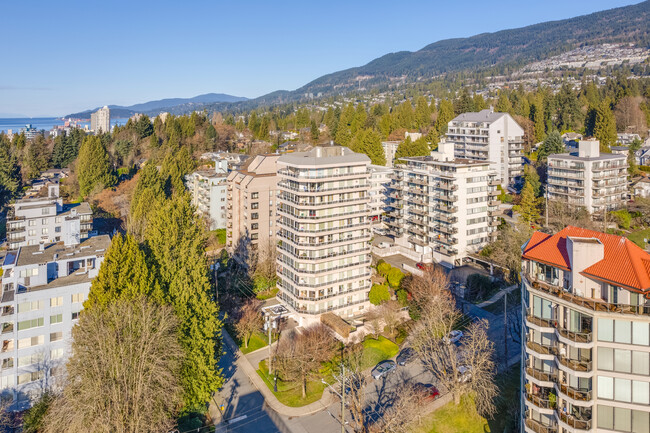 1717 Duchess Ave in West Vancouver, BC - Building Photo - Building Photo