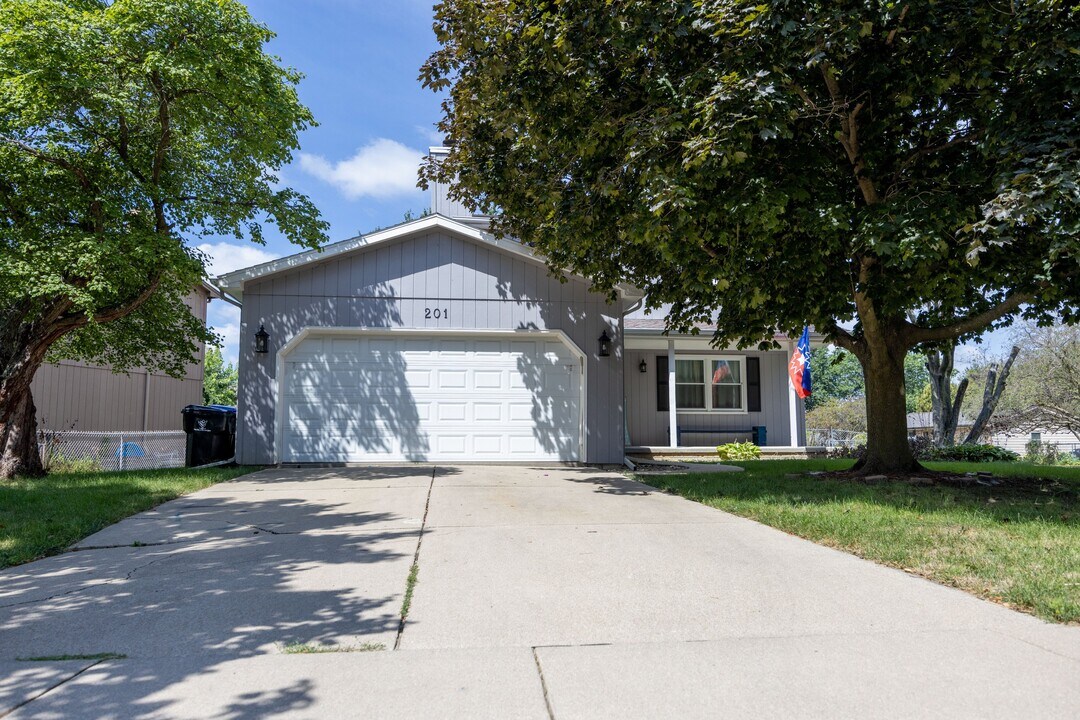 201 S Evergreen Ln in Bloomington, IL - Foto de edificio