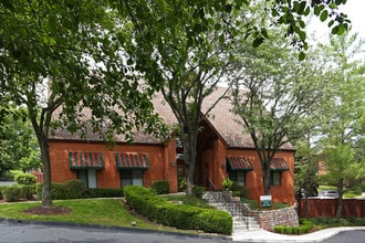 Chesterfield Village Apartments in Chesterfield, MO - Foto de edificio - Building Photo