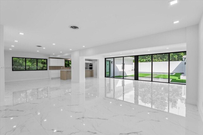 112 E 1st Ct in Miami Beach, FL - Foto de edificio - Building Photo