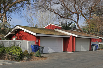 Riverside Townhomes in Fresno, CA - Building Photo - Building Photo