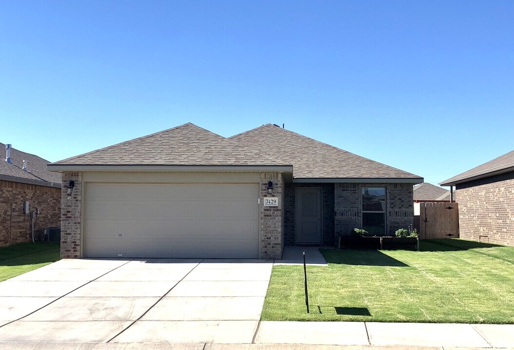 7429 103rd St in Lubbock, TX - Building Photo