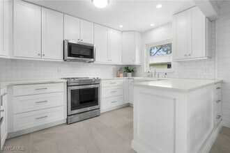250 Lanchester Ct in Naples, FL - Building Photo - Building Photo