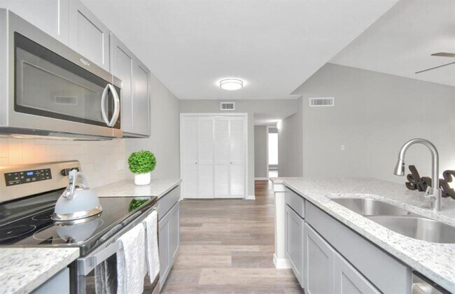 10101 S Gessner Rd in Houston, TX - Building Photo - Building Photo