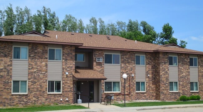 Stately Manor Apartments in Worthington, MN - Building Photo - Building Photo