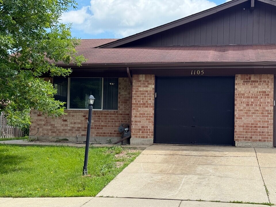 1105 Fulton Dr in Streamwood, IL - Building Photo