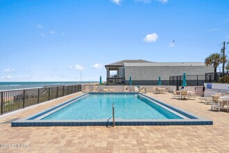 1239 Ocean Shore Blvd in Ormond Beach, FL - Foto de edificio - Building Photo