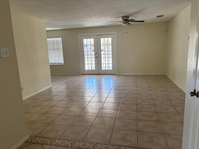 215 S Dakota St in Laredo, TX - Building Photo - Building Photo