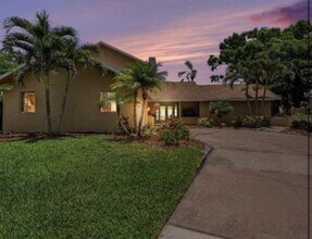 115 Lake Shore Dr E in Palm Harbor, FL - Building Photo - Building Photo