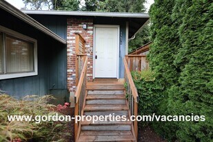 17570 Webster Rd in Gladstone, OR - Building Photo