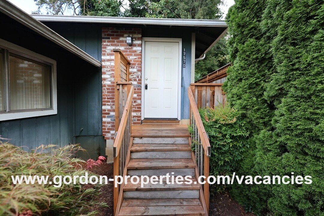 17570 Webster Rd in Gladstone, OR - Building Photo