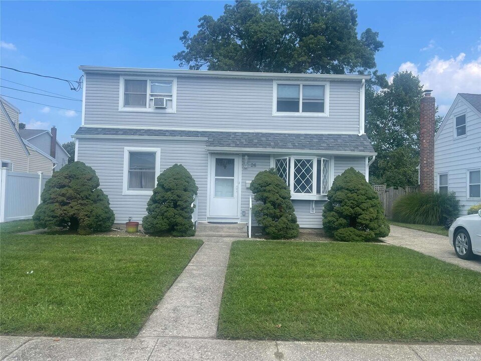 26 Virginia Ave in Plainview, NY - Building Photo