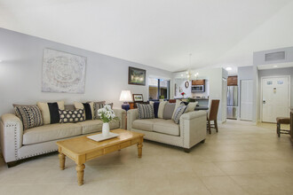 825 Club Dr in Palm Beach Gardens, FL - Building Photo - Building Photo