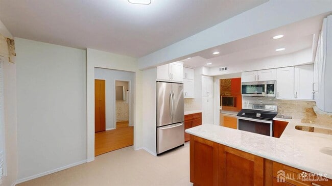 157 Willowbrook Dr in North Brunswick, NJ - Building Photo - Building Photo