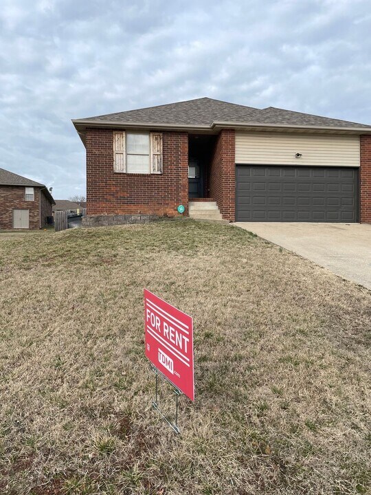 1009 N 24th St in Ozark, MO - Building Photo