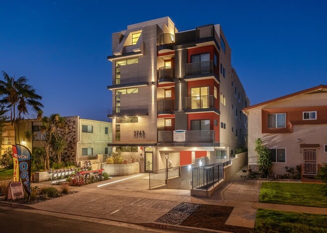 3743 Midvale Ave, Unit 103 in Los Angeles, CA - Foto de edificio - Building Photo