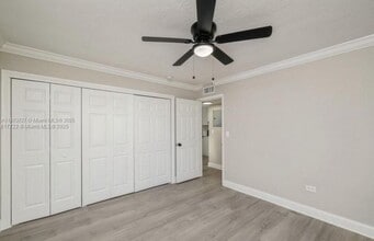 7244 SW 94th Pl in Miami, FL - Foto de edificio - Building Photo