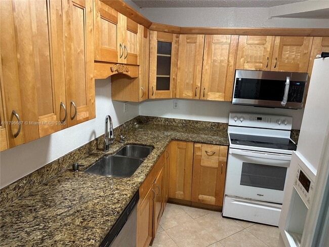4394 NW 9th Ave in Pompano Beach, FL - Building Photo - Building Photo