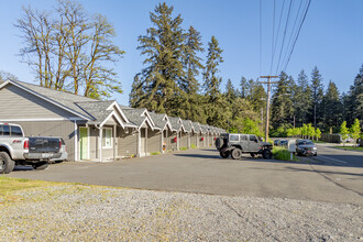 Woodbrook Apartments in Lakewood, WA - Building Photo - Building Photo