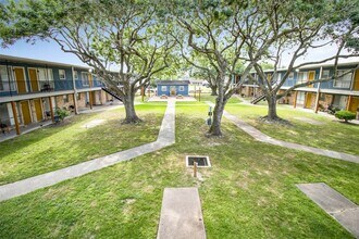 1305 Memorial Dr in Baytown, TX - Building Photo - Building Photo