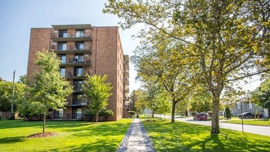 Sun Crest Tower in Windsor, ON - Building Photo - Building Photo