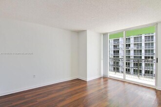 1756 N Bayshore Dr, Unit 38O in Miami, FL - Building Photo - Building Photo