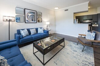 9835 Windmill Lakes Blvd in Houston, TX - Foto de edificio - Building Photo