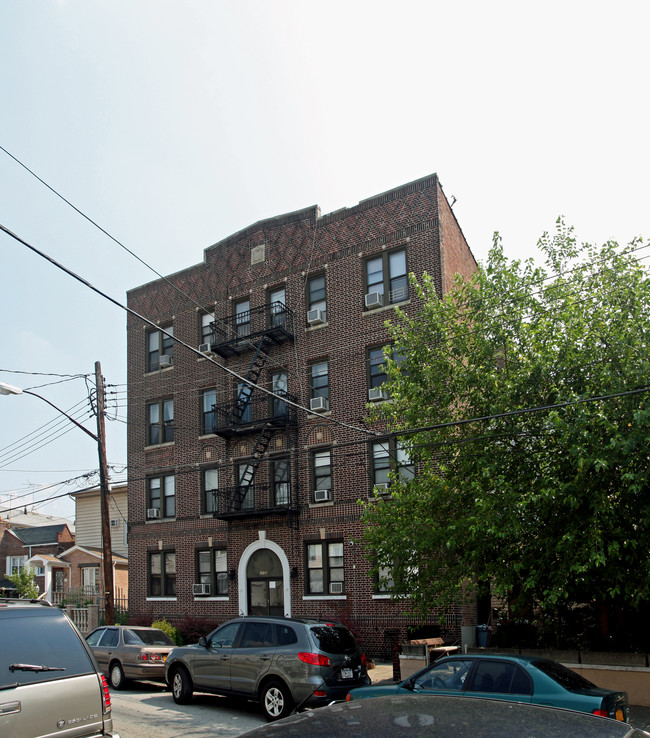 101-43 95th St in Ozone Park, NY - Foto de edificio - Building Photo