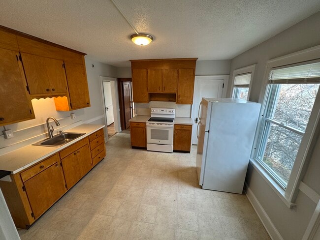 34 Nesbit Ave, Unit 3 in West Hartford, CT - Foto de edificio - Building Photo