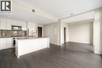 255 W 1st St in North Vancouver, BC - Building Photo - Building Photo