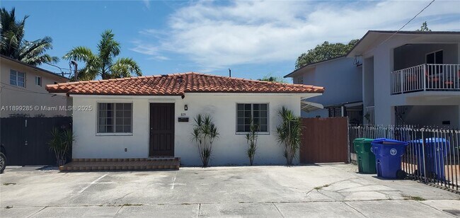 819 NW 22nd Pl in Miami, FL - Foto de edificio - Building Photo
