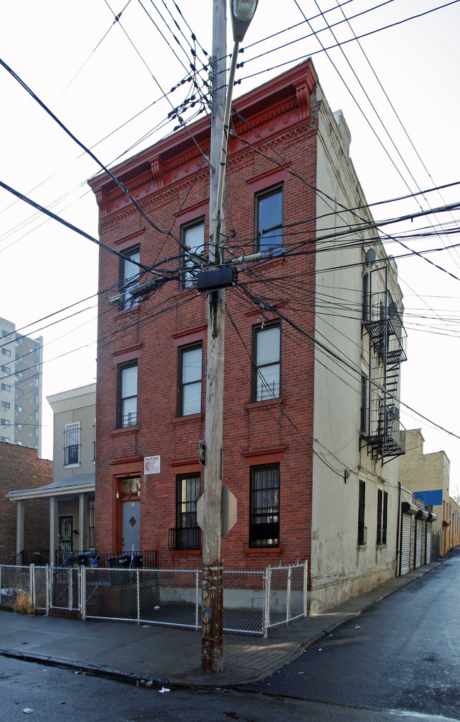 118 Herriot St in Yonkers, NY - Building Photo - Building Photo