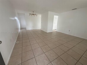 460 Eldron Dr in Miami Springs, FL - Building Photo - Building Photo