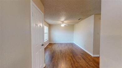 214 Renfro St in Grand Prairie, TX - Building Photo - Building Photo