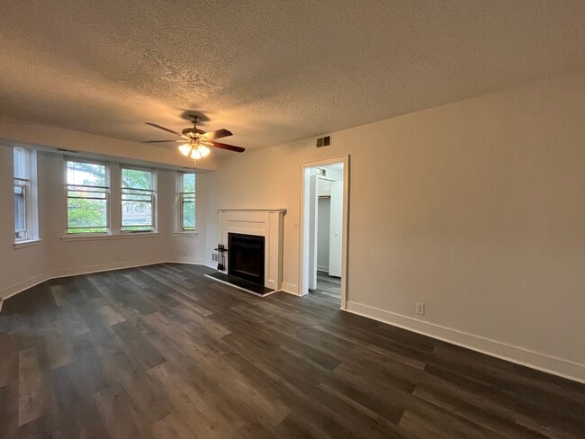 3727 N Pine Grove Ave, Unit 400 in Chicago, IL - Building Photo - Building Photo