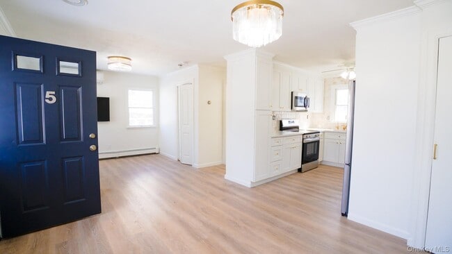 5 Pearsall Pl in Babylon, NY - Building Photo - Building Photo