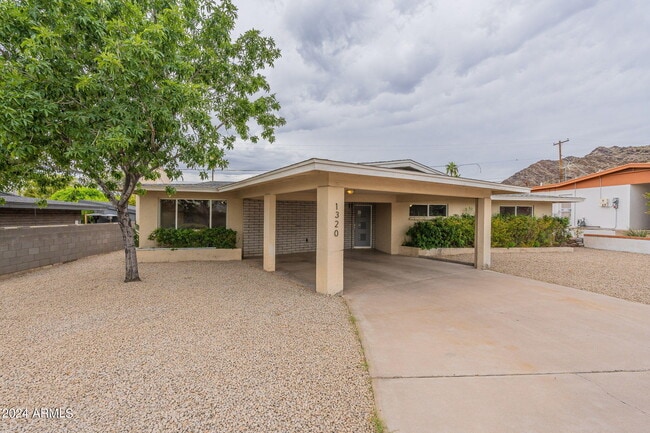 1320 E Orchid Ln in Phoenix, AZ - Building Photo - Building Photo