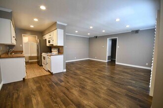 5003 Tilden Ave, Unit 209 in Sherman Oaks, CA - Foto de edificio - Building Photo