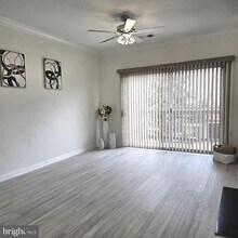 21801 Flanders Ct in Ashburn, VA - Foto de edificio - Building Photo