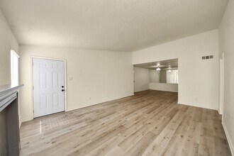 6500 Sands Point Dr in Houston, TX - Building Photo - Building Photo