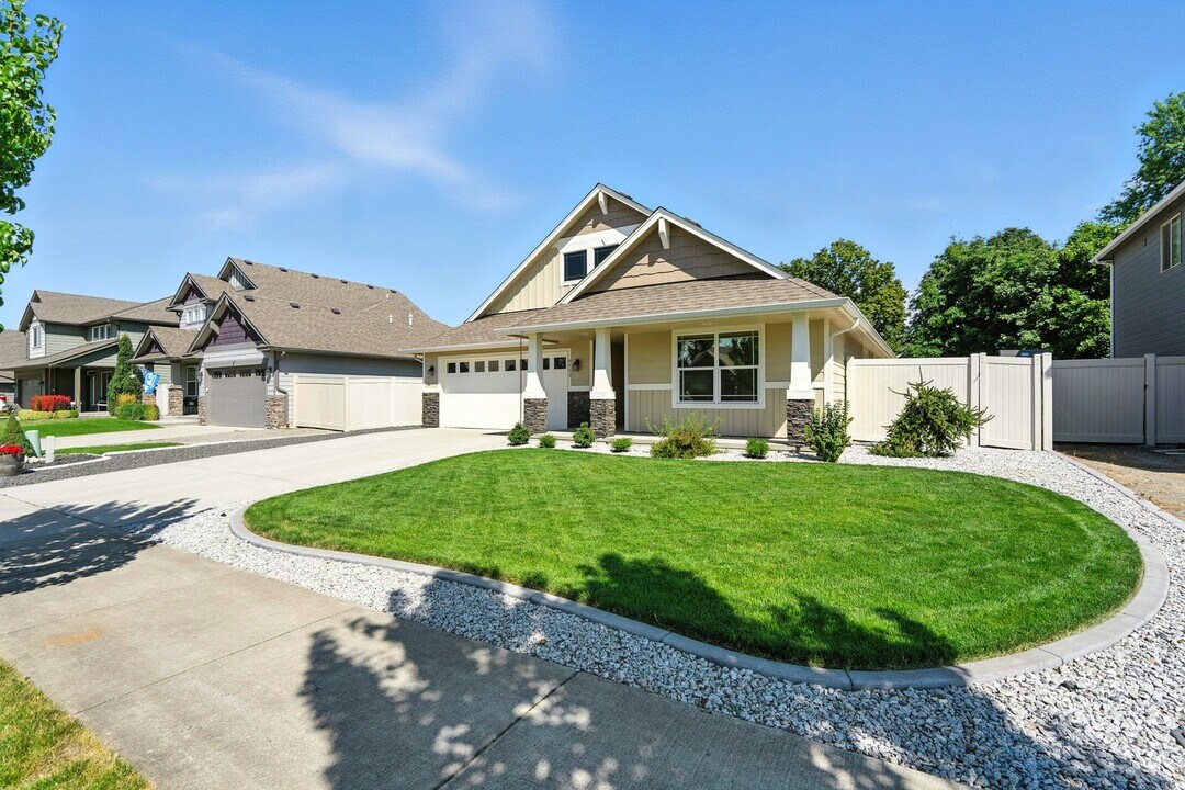 9553 N Prince William Lp in Hayden, ID - Foto de edificio